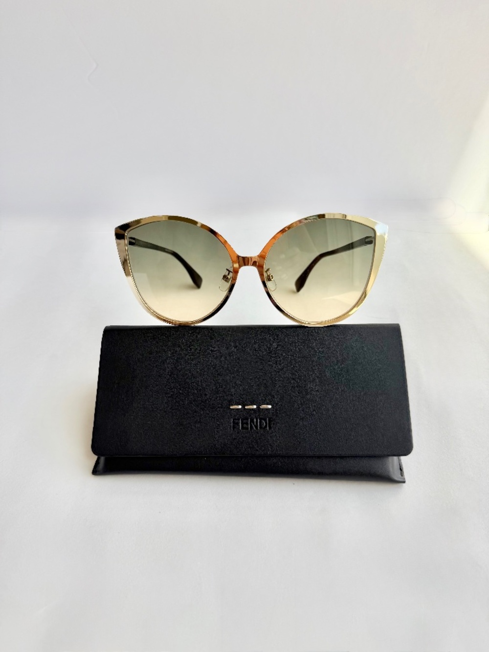 Fendi Cat Eye Sunglasses Gold Frame Gradient Lenses FF Logo w/ Case